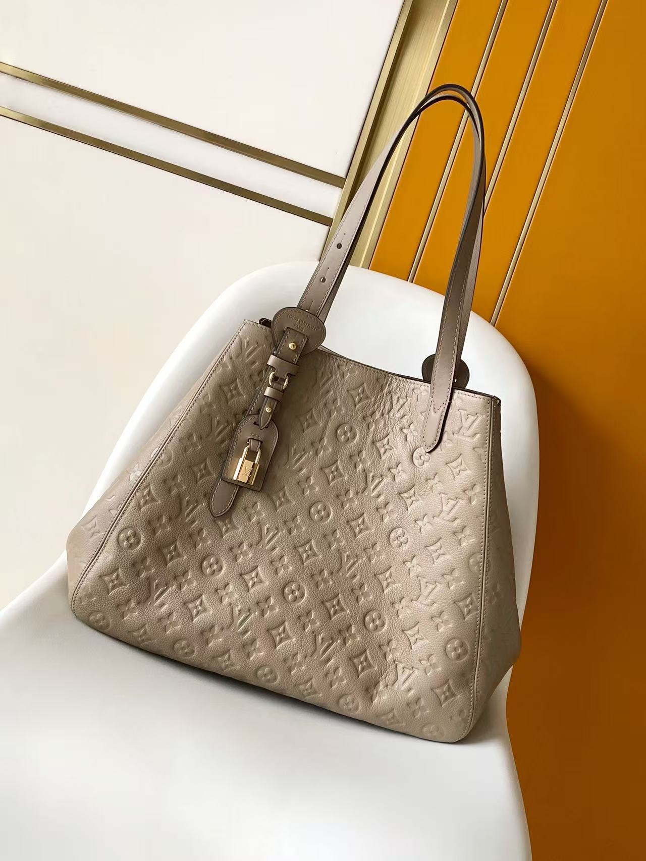 Louis Vuitton LV Classic Handbag Premium Canvas Model M58913 Gold Hardware Fashion Statement New Arrival